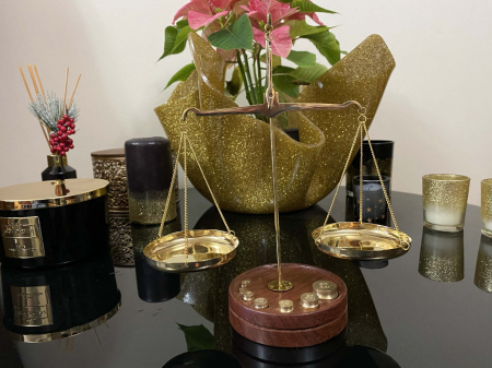 Balanta aurie din alama, 100g, cu baza din lemn [2]