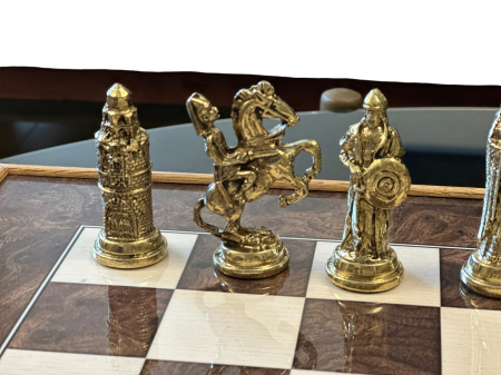 Joc de Șah și Table – Set Deluxe cu Piese din Metal Auriu/Argintiu Sculptate Manual [3]