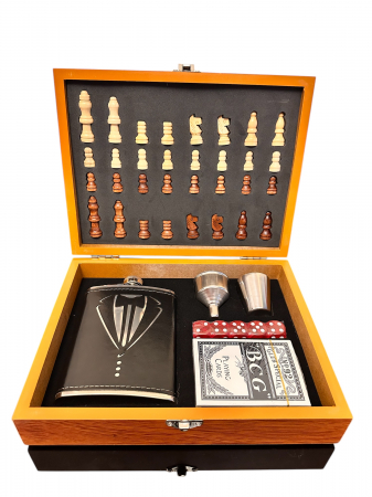 Cadouri Sfantul Nicolae - 4 in 1 Business Gift for Men: Sah, Sticla + pahar, Zaruri, Carti de Joc