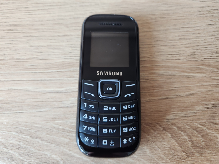 Telefon mobil Samsung E1200i negru impecabil [1]