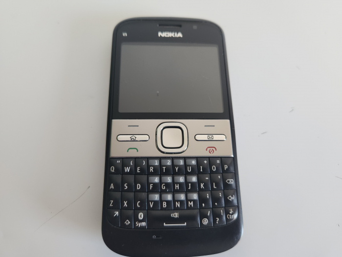 Telefon Nokia E5 folosit [1]