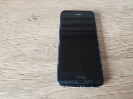 Telefoane mobile - Telefon iPhone 5 negru model A1429 folosit impecabil