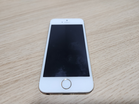 Telefoane mobile - Telefon iPhone 5s auriu model A1457 folosit impecabil