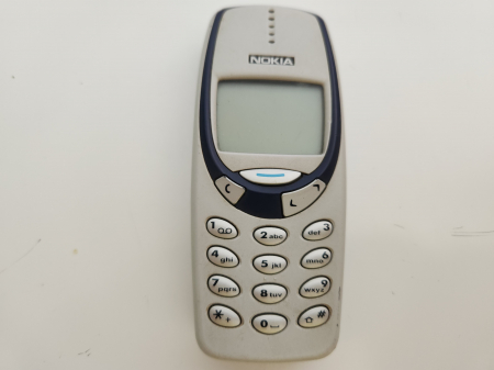 Telefoane mobile - Telefon Nokia 3310 folosit cu carcasa gri si insertii albastre raritate