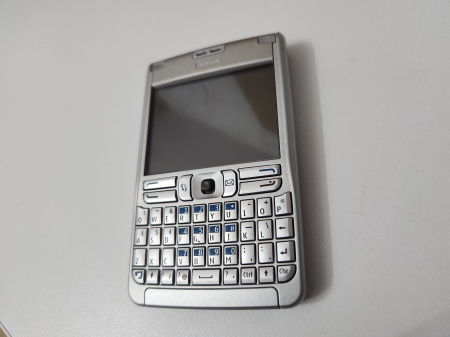 Telefoane mobile - Telefon Nokia E61 RM-89  folosit culoare argintiu