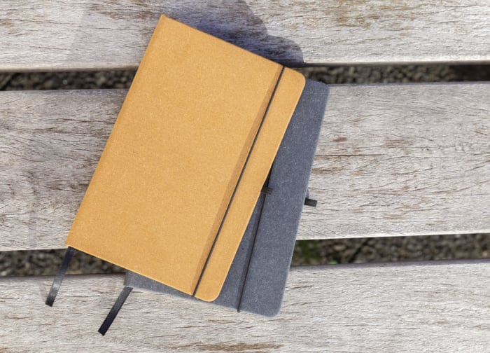 Agenda A5 piele reciclata GRS cu elastic si suport pix – personalizabila [11]