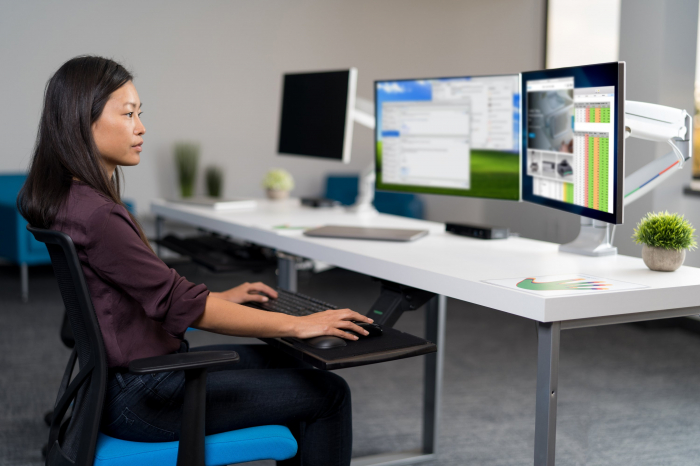 Suport pentru monitor Kensington One-Touch, cu un brat ajustabil, alb [9]