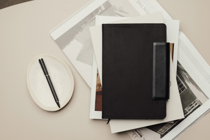 Agenda A5 VINGA Marlow GRS – refillabila cu inchidere magnetica si suport pentru pix [13]