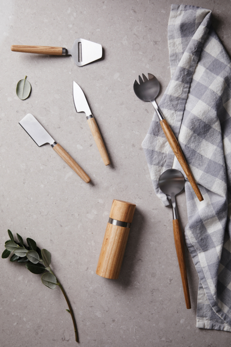 Set tacamuri servire VINGA Retro – design scandinav cu manere din stejar [7]