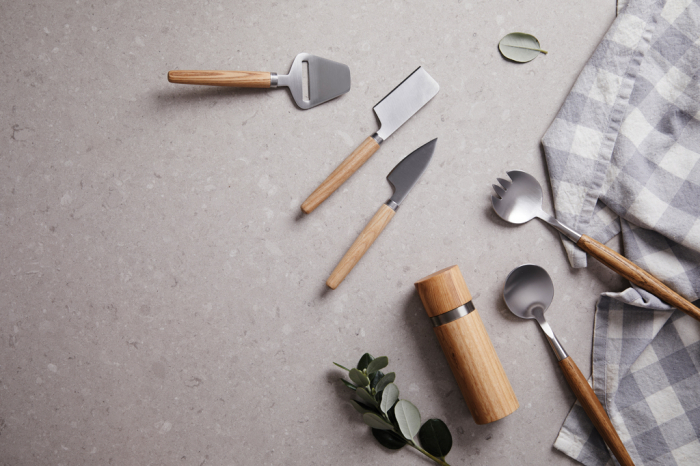 Set tacamuri servire VINGA Retro – design scandinav cu manere din stejar [8]