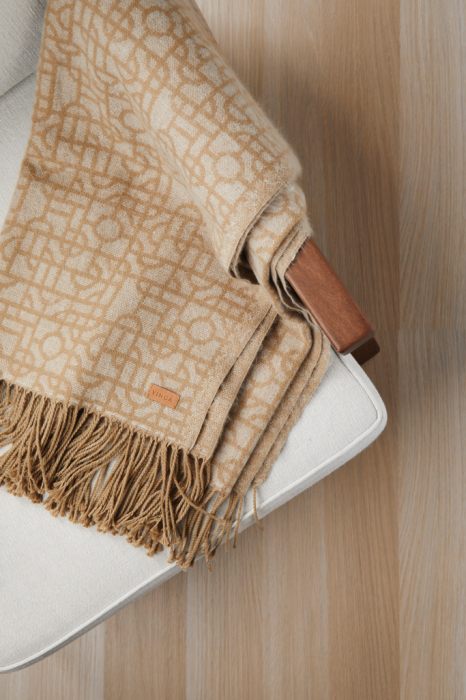 Patura VINGA Verso cu model geometric – eleganta si confortabila [5]