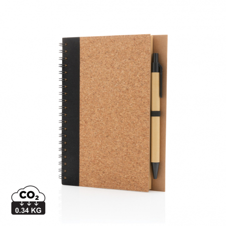 Noutati si inovatii - Agenda cu spira si coperta din pluta, cu 140 pagini dictando crem si pix asortat cu cerneala albastra, eco-friendly si personalizabila.