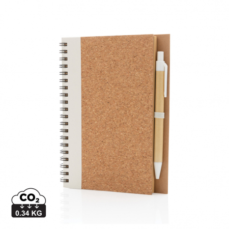 Noutati si inovatii - Agenda cu spira si coperta din pluta, cu 140 pagini dictando crem si pix asortat cu cerneala albastra, eco-friendly si personalizabila.