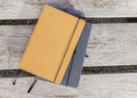 Agenda A5 piele reciclata GRS cu elastic si suport pix – personalizabila [10]