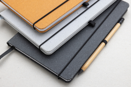 Agenda A5 piele reciclata GRS cu elastic si suport pix – personalizabila [11]