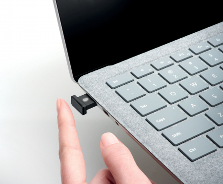Securitate digitala - Sistem autentificare Kensington, pe baza de amprenta, wireless, conexiune USB-A, negru
