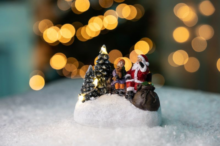 Decorațiune de Crăciun MagicHome, Moș Crăciun cu un copil, LED, 2xAAA, pentru interior, 9,5x6x8 cm, cutie de vânzare 12 bucăți. [3]