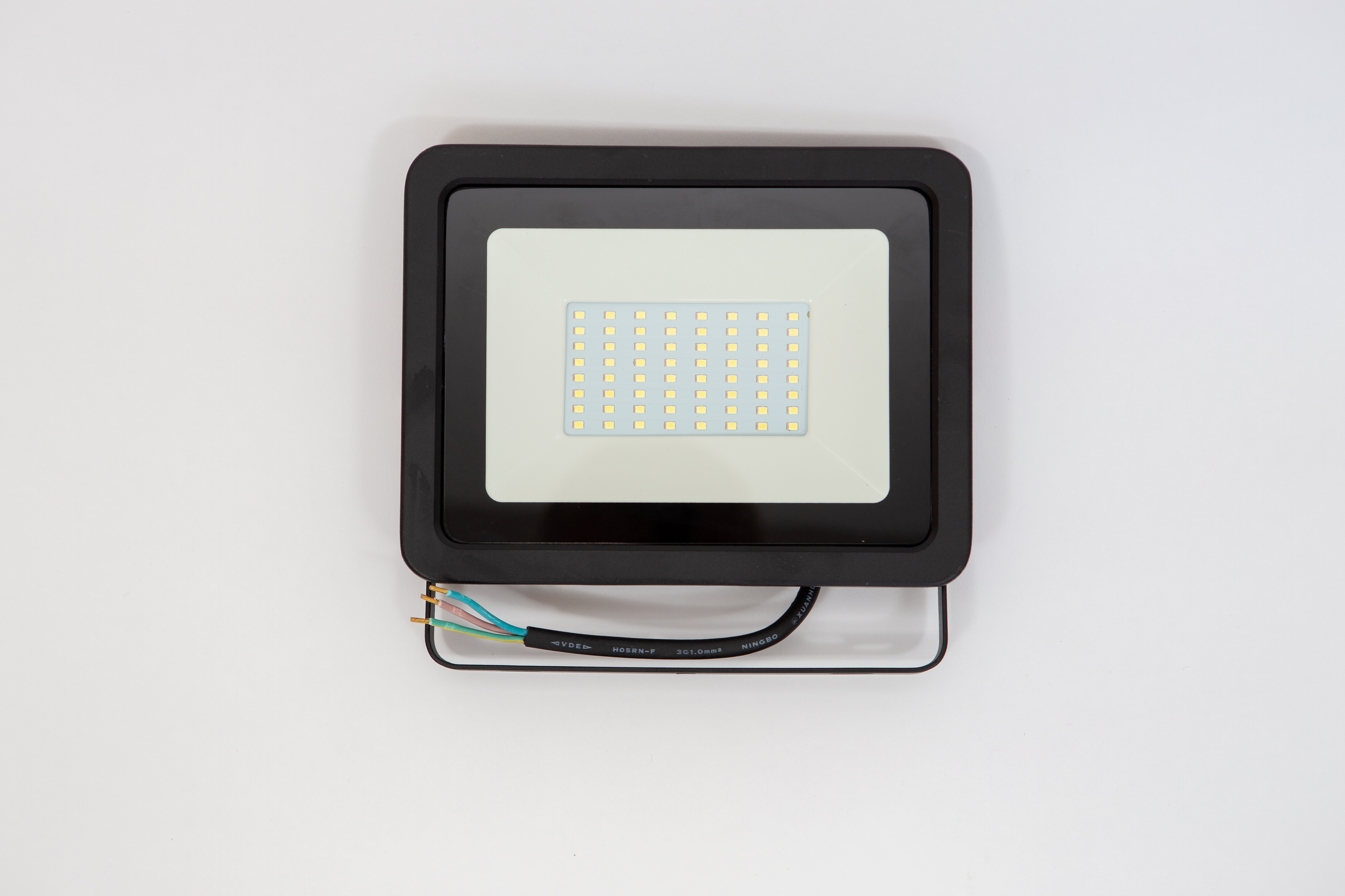 Proiector led 50w  lumina calda ( 3000 k ), ip 65 , clasa a++,carcasa aluminiu neagra [0]
