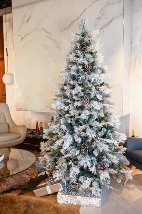 Brad artificial Kingston Flocked cu conuri si zapada, 180 cm  - BraziPremium.ro [2]