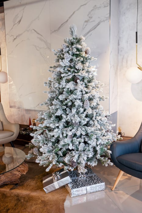 Brad artificial Premium Alaska cu zapada si conuri de brad, 210 cm - BraziPremium.ro [2]