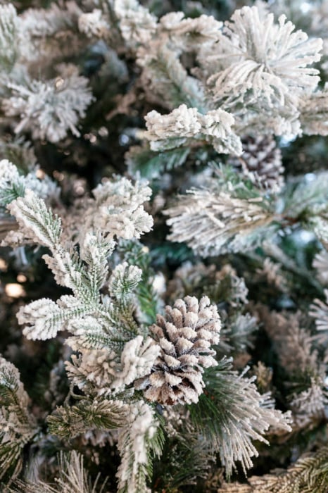 Brad artificial Premium Alaska cu zapada si conuri de brad, 210 cm - BraziPremium.ro [5]