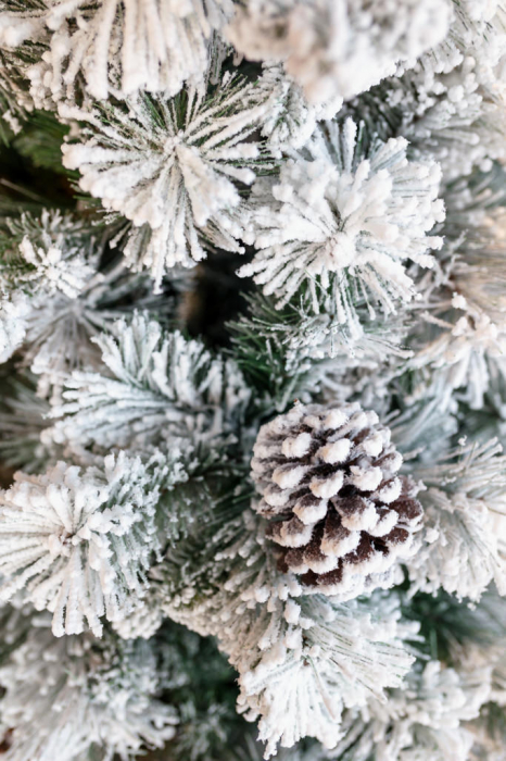 Brad artificial slim cu zapada si conuri Premium Frosted Pine, aspect inghetat, 150 cm - BraziPremium.ro [9]