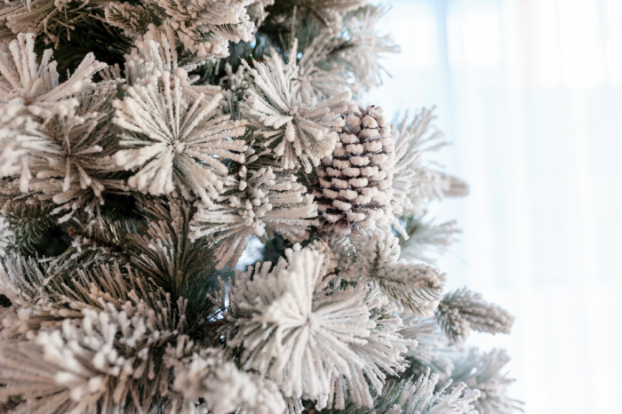 Brad artificial slim cu zapada si conuri Premium Frosted Pine, aspect inghetat, 180 cm - BraziPremium.ro [10]