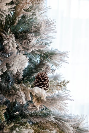 Brad artificial Kingston Flocked cu conuri si zapada, 180 cm  - BraziPremium.ro [3]