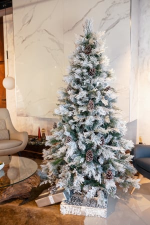 Brad artificial Kingston Flocked cu conuri si zapada, 180 cm  - BraziPremium.ro [1]