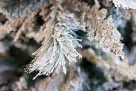 Brad artificial Kingston Flocked cu conuri si zapada, 210 cm - BraziPremium.ro [5]