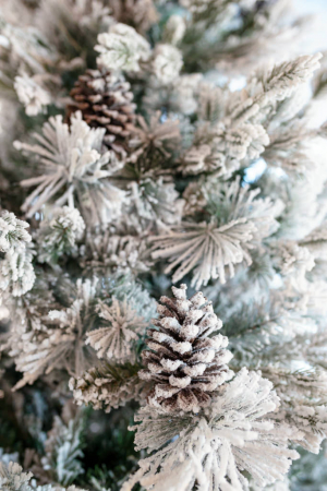 Brad artificial Premium Alaska cu zapada si conuri de brad, 210 cm - BraziPremium.ro [3]