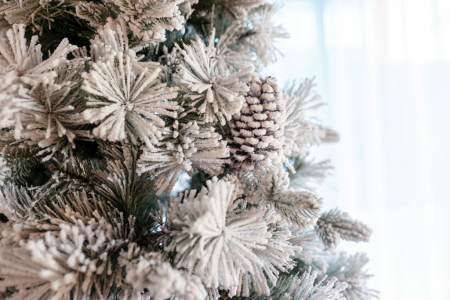 Brad artificial slim cu zapada si conuri Premium Frosted Pine, aspect inghetat, 210 cm - BraziPremium.ro [4]