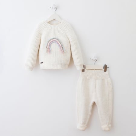 COLECȚIE TOAMNĂ-IARNĂ - Set premium cu lână – bluză ecru cu curcubeu croșetat și pantaloni