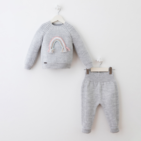 COLECȚIE TOAMNĂ-IARNĂ - Set premium cu lână – bluză gri cu curcubeu croșetat și pantaloni