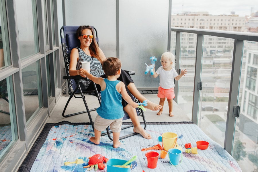 Cum amenajezi balconul ca loc de joaca pentru copii