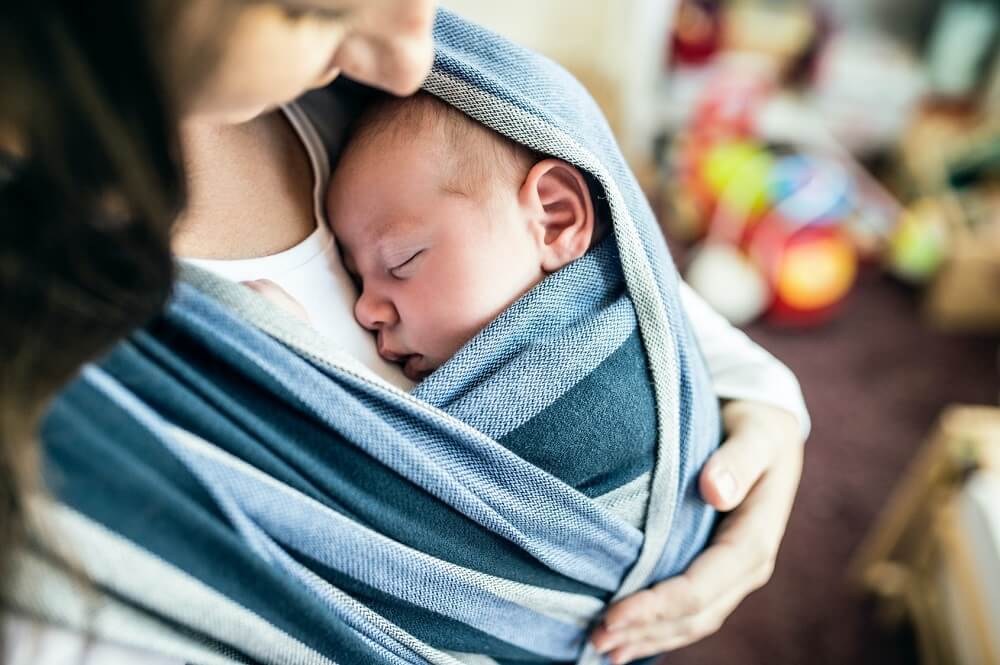 Ce reprezinta Babywearing si care sunt beneficiile pentru bebelus