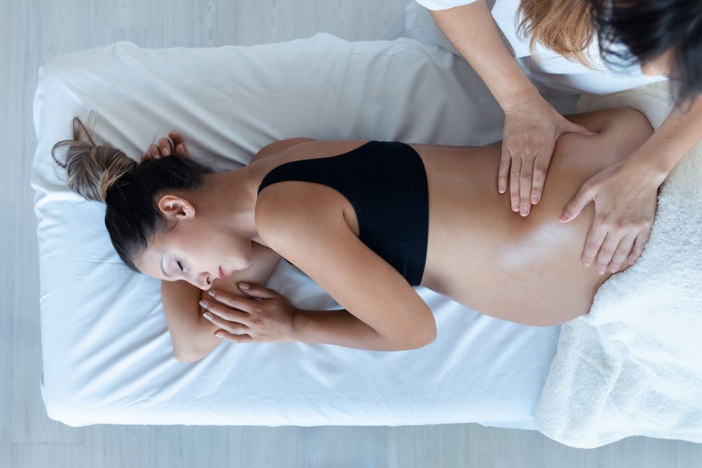 gravida care primeste un masaj relaxant