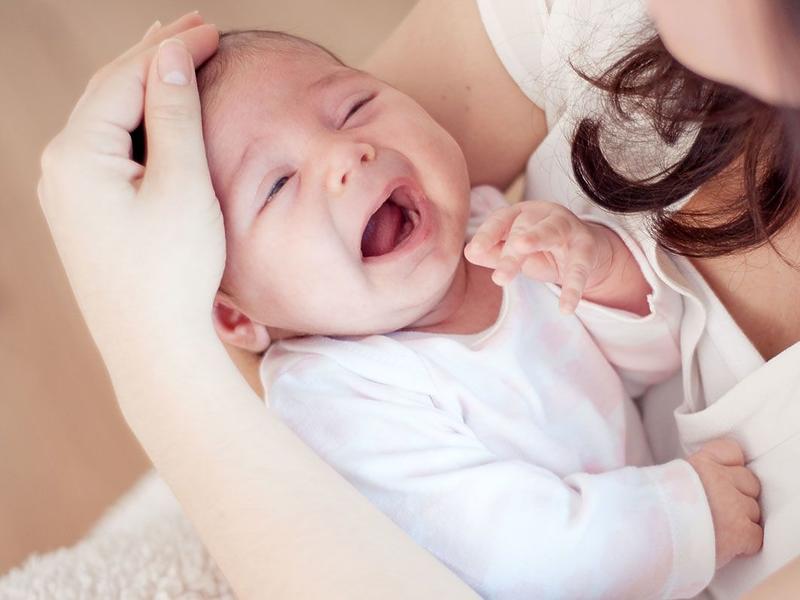 Reflux la bebelusi: Simptome, cauze si metode de prevenire