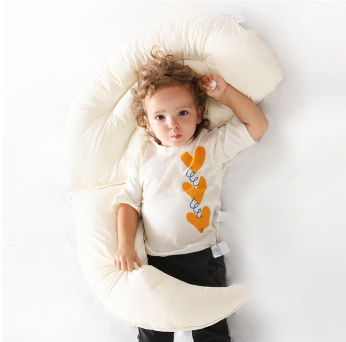 Perna de imbratisat pentru copii, ultra soft forma luna, 90x70x11 cm [1]