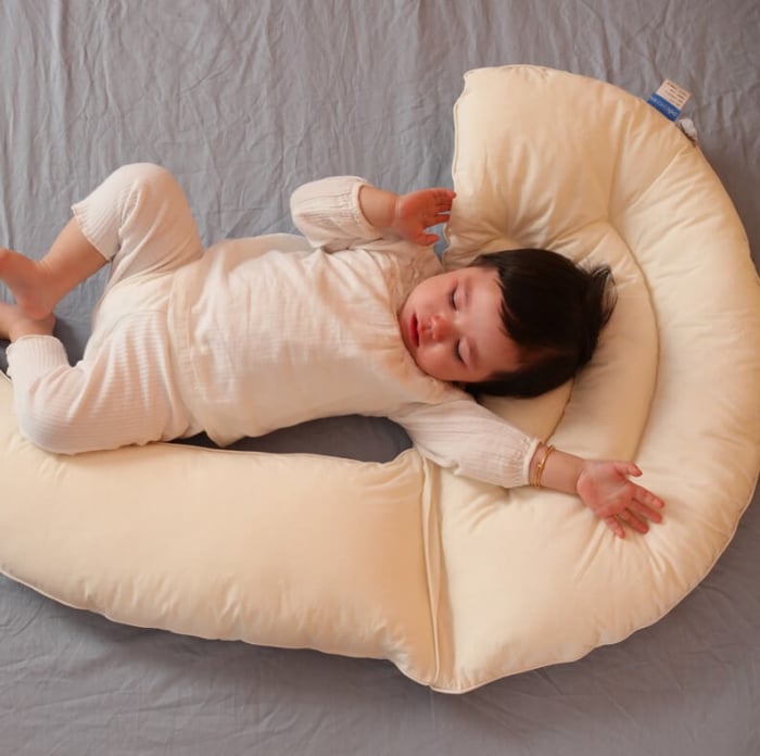 Perna de imbratisat pentru copii, ultra soft forma luna, 90x70x11 cm [4]