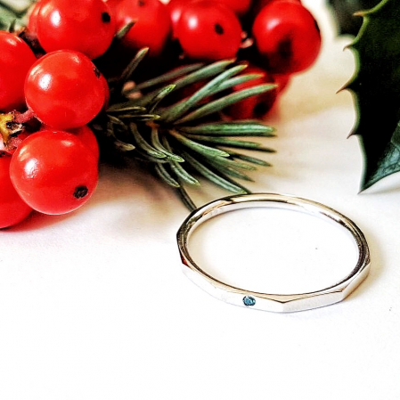 Inele - Inel Fire din poveste cu suprafata fatetata si diamant natural blue - aur 14k