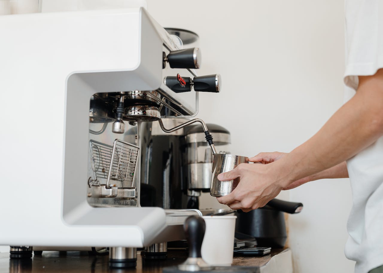 Descoperă lumea accesoriilor pentru espressoare - Cele mai utile instrumente pentru pasionații de cafea