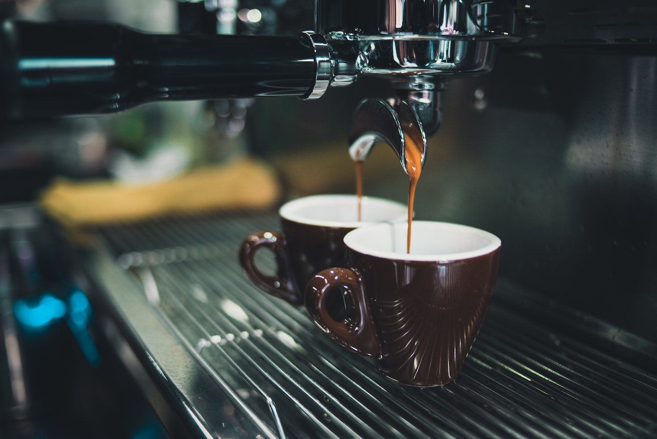 Aparate de cafea manuale vs. automate: Pro şi contra