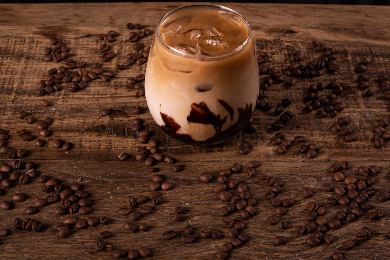 Rețete de cafea aromată: Cappuccino, latte și espresso martini, folosind un espressor sau cafetieră