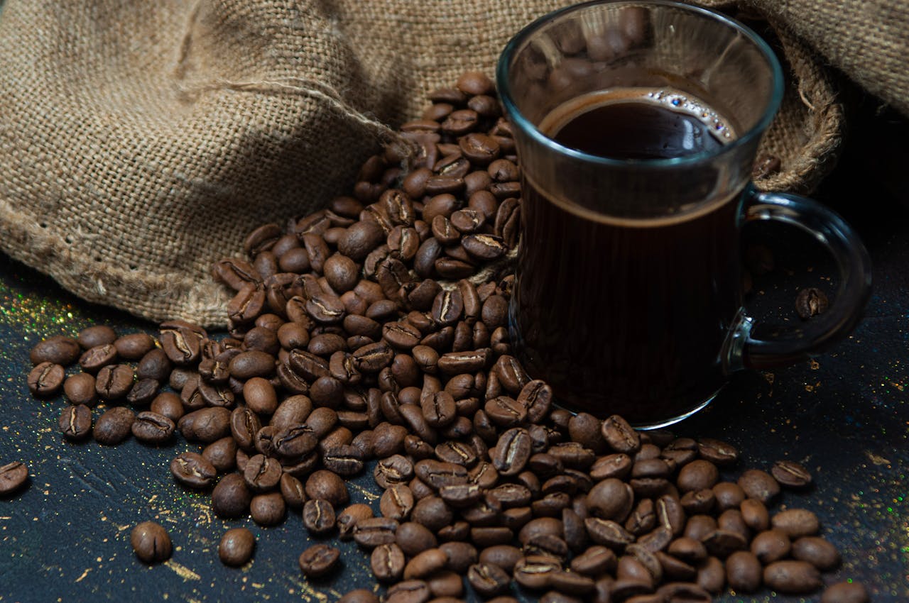 Cafeaua de specialitate versus cafeaua comercială: Ce le diferențiază și cum să le recunoști