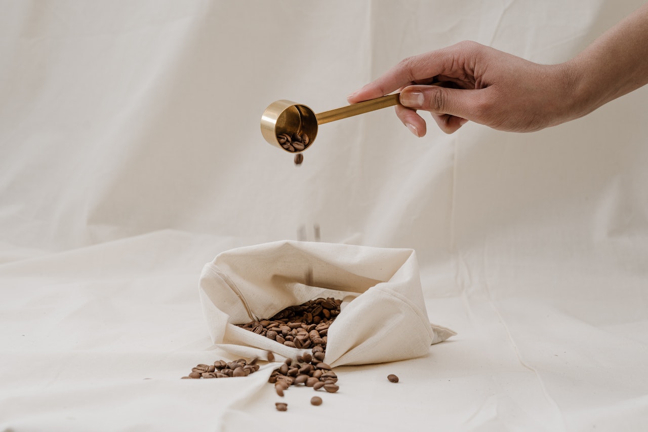 Cum depozitezi cafeaua boabe pentru a-i păstra aroma