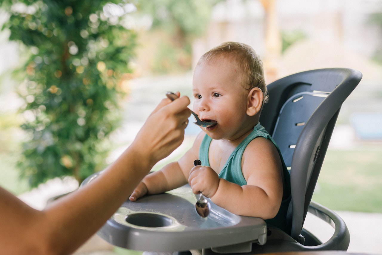 Afla de ce este indicat sa hranesti copilul intr-un scaun de masa