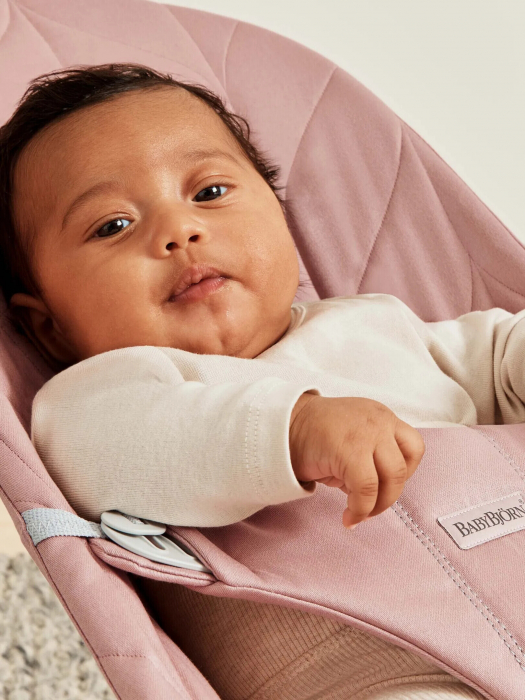 BabyBjorn - Balansoar Bliss Dusty Pink cu aspect delicat de petala, tesatura matlasata, cu bara de jucarii inclusa [4]