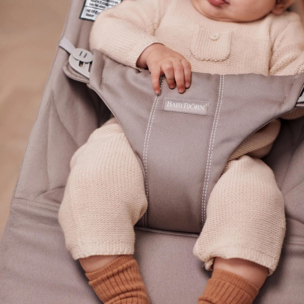 BabyBjorn - Balansoar Bliss Sand Gray cu aspect delicat de petala, tesatura matlasata [2]
