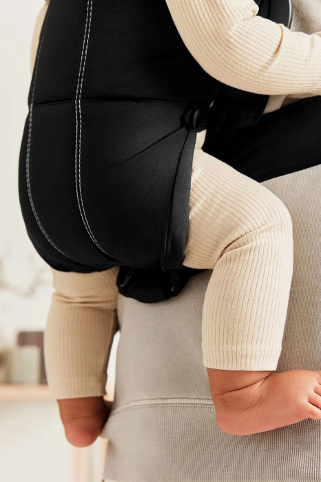 BabyBjorn - Marsupiu anatomic Mini, cu pozitii multiple de purtare, Black, Tesatura-Tricot [5]